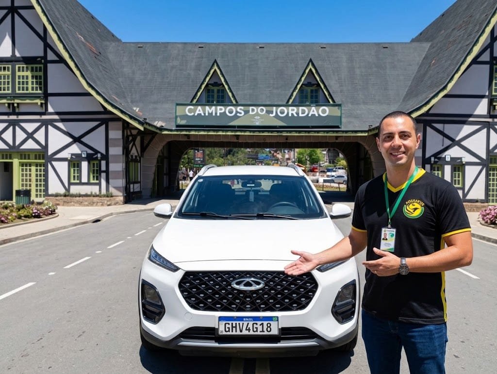 Elias, guia da Trigueiros Tours, com seu veículo no Portal de Campos do Jordão